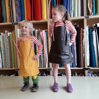 werkschort donkerbruin maat 140  (10 jaar)